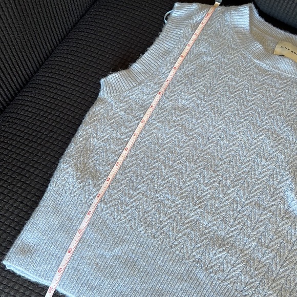 🌹Pink Rose baby blue pullover sweater vest. - Picture 4 of 5